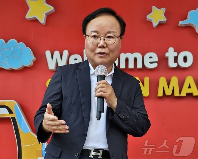 7·23 국민의힘 전당대회 최고위원에 도전한 김재원 전 최고위원이 3일 오후 대구 서문시장에서 지지자들과 만나 출마 배경을 밝히고 있다. 2024.7.3/뉴스1 ⓒ News1 남승렬 기자