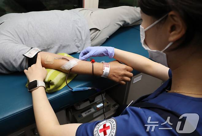 대한적십자사 부산혈액원 헌혈버스에서 구청 직원들이 '생명나눔 사랑의 헌혈' 캠페인에 동참하고 있다. (사진은 기사와 무관) 2024.8.14/뉴스1 ⓒ News1 윤일지 기자