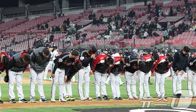 고개 숙인 LG 트윈스 선수단. 2025.4.2/뉴스1 ⓒ News1 김영운 기자