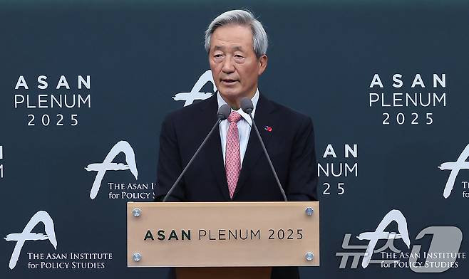 정몽준 아산재단 이사장이 23일 오전 서울 용산구 그랜드하얏트 호텔에서 열린 '아산 플래넘 2025'에서 환영사를 하고 있다. 2025.4.23/뉴스1 ⓒ News1 장수영 기자