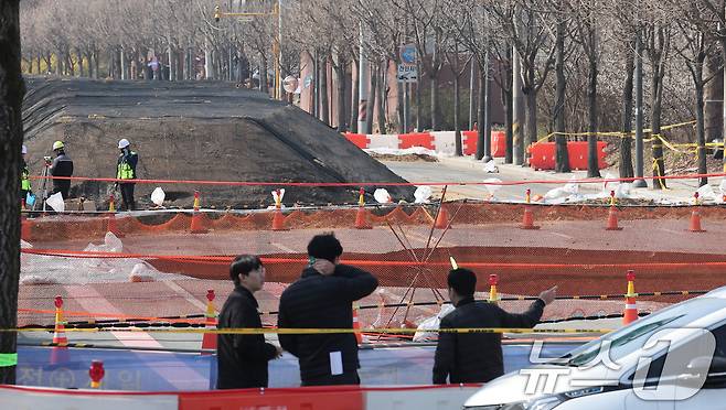 31일 싱크홀(땅 꺼짐) 사고가 발생한 서울 강동구 명일동 대명초등학교 인근 사거리에서 서울시 땅꺼짐 탐사대가 탐색하고 있다. 2025.3.31/뉴스1 ⓒ News1 김성진 기자