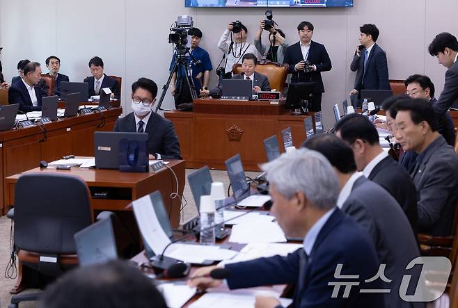 이철규 국회 산업통상자원중소벤처기업위원회 위원장이 23일 오전 서울 여의도 국회에서 열린 제424회 국회(임시회) 산자위 제2차 전체회의에서 의사봉을 두드리고 있다. 2025.4.23/뉴스1 ⓒ News1 이재명 기자