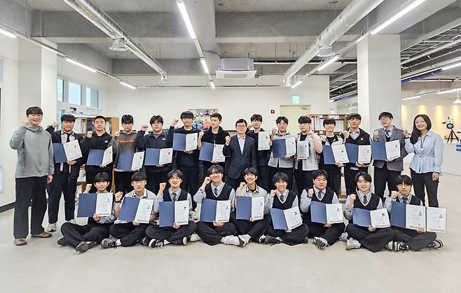 산업기사 자격을 취득한 청주공업고등학교 학생들.(충북교육청 제공. 재판매 및 DB금지)/뉴스1