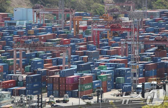 21일 부산항 신선대부두 야적장에 컨테이너가 가득 쌓여 있다. 2025.4.21/뉴스1 ⓒ News1 윤일지 기자