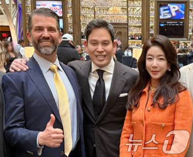 지난 1월 18일(현지시간) 도널드 트럼프 대통령 취임식 참석을 위해 미국을 찾은 정용진 신세계그룹 회장과 부인 한지희 씨가 워싱턴에서 트럼프 주니어(왼쪽)와 기념 촬영을 하고 있다. (신세계그룹 제공) 2025.1.21/뉴스1