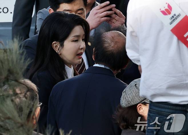 윤석열 전 대통령 부인 김건희 여사가 11일 한남동 관저를 퇴거해 사저인 서울 서초구 아크로비스타로 들어서고 있다. 2025.4.11/뉴스1 ⓒ News1 박세연 기자