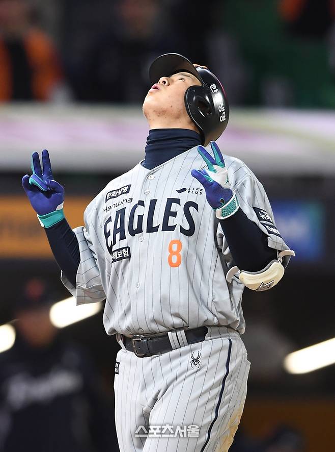 한화 노시환이 16일 인천SSG랜더스필드에서 열린 2025 KBO리그 SSG와 경기 8회초 3점 홈런을 치고 세리머니를 하고 있다. 문학 | 박진업 기자 upandup@sportsseoul.com