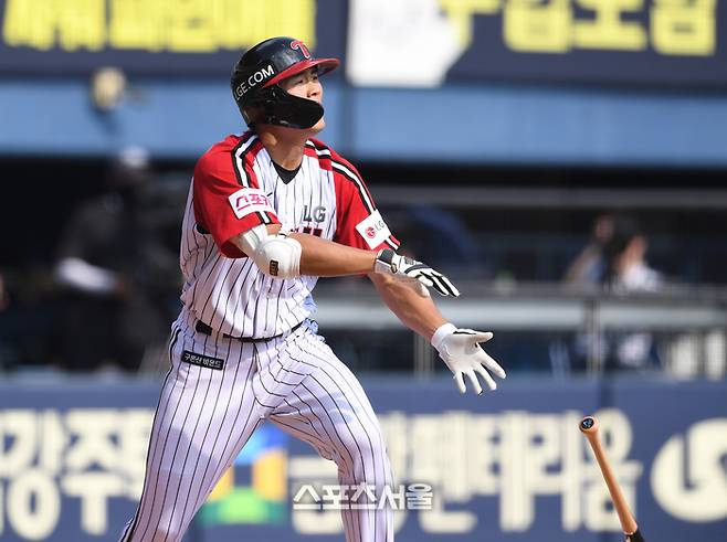 LG 이영빈이 8일 잠실구장에서 열린 2024 KBO리그 한화와 경기 3회말 2사 2-3 상황에서 한화 투수 김기중을 상대로 3점 홈런을 치고 있다. 잠실 | 박진업 기자 upandup@sportsseoul.com