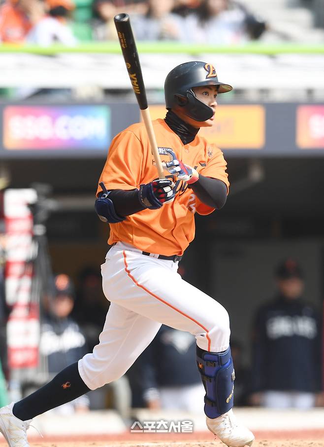 한화 임종찬이 인천SSG랜더스필드에서 열린 2025 KBO리그 SSG와 시범경기에서 2루타를 치고 있다. 문학 | 박진업 기자 upandup@sportsseou.lcom