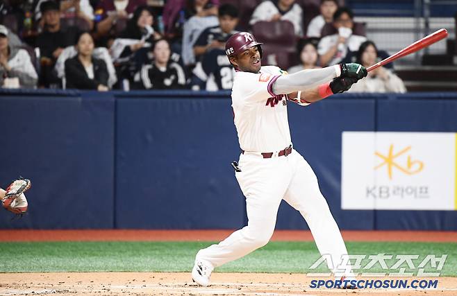 첫 타석 3번 연속 헛스윙으로 삼진 당하는 푸이그