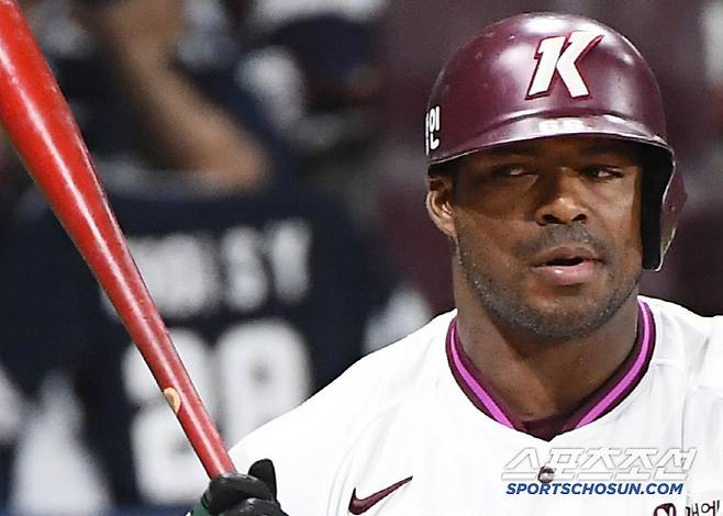 푸이그가  3구째 높은 볼을 참은 후 포수 미트를 곁눈질하고 있다.