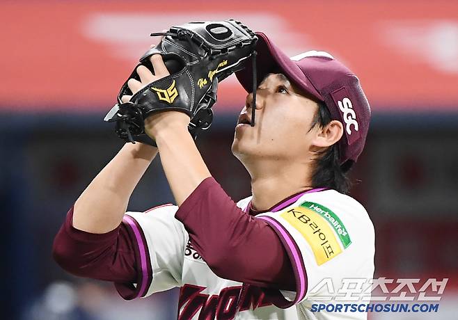 22일 서울 고척스카이돔에서 열린 두산-키움전. 6회초 세 타자를 범타 처리한 하영민이 자신만의 의식을 치르며 내려오고 있다. 고척=정재근 기자 cjg@sportschosun.com/2025.4.22/