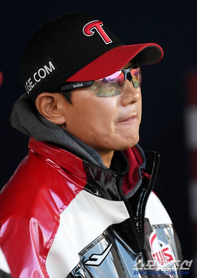 15일 잠실구장에서 열린 LG 트윈스와 삼성 라이온즈의 경기. LG 염경엽 감독이 생각에 잠겨 있다. 잠실=박재만 기자 pjm@sportschosun.com/2025.04.15/