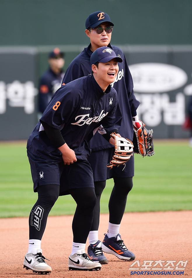 함께 수비 훈련을 하고 있는 노시환, 채은성.