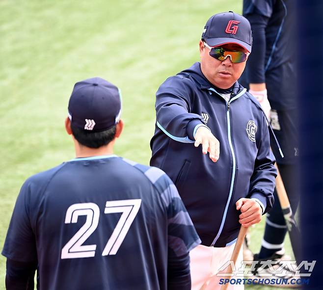 9일 부산 사직야구장에서 열린 KIA와 롯데의 경기, 롯데 김태형 감독이 유강남과 이야기를 나누고 있다. 부산=허상욱 기자wook@sportschosun.com/2025.04.09/