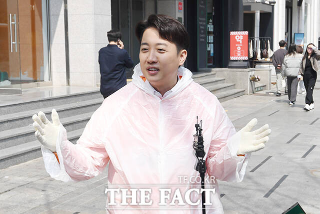 이준석 개혁신당 대선 후보가 거리로 나섰다. 출근길·퇴근길 인사를 통해 유권자와 직접 소통하는 '현장 밀착형' 유세를 펼치며 기존 대선주자들과 차별화된 전략을 구사하고 있다. /장윤석 기자