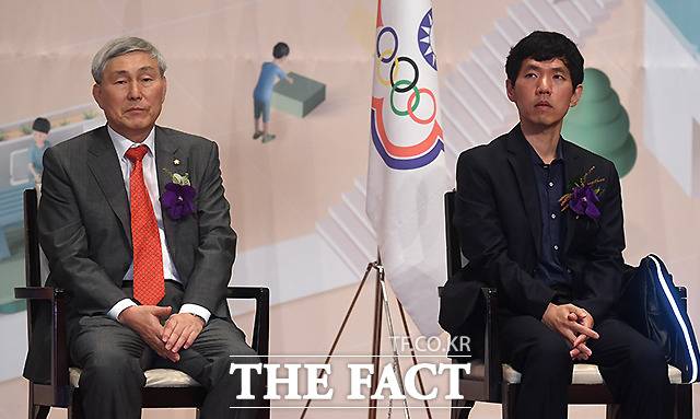 국회의원 시절 조훈현(왼쪽)과 제자 이창호 9단. l 더팩트