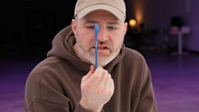 아이폰17 에어 모형을 리뷰 중인 루이스 힐센테거 (사진=언박스 테라피 유튜브 캡쳐)