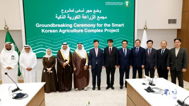 사진 왼쪽 4번째부터 사우디 물환경농업부 알 압둘라티프 차관보, 알 무샤이티 차관, 박범수 농림축산식품부 차관, 문병준 주사우디아라비아 대한민국 대사 대리, 안호근 한국농업기술진흥원 원장, 황청용 농심 부사장. (제공=농심)