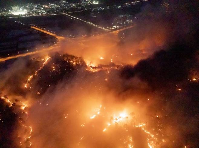 지난달 25일 의성산불이 경북 안동까지 확산해 불길이 번지고 있다. 사진=연합뉴스