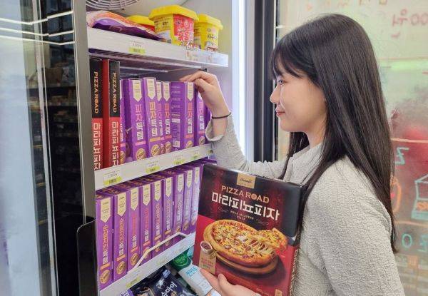 CU는 이달 세계 여러 나라의 요리를 콘셉트로 냉동 피자 브랜드 ‘피자 로드’를 론칭했다. BGF리테일 제공.