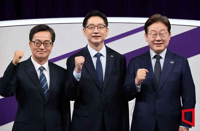 지난 18일 서울 마포구 상암MBC 스튜디오에서 열린 제21대 대통령후보자 더불어민주당 경선 후보자 첫 TV토론에서 이재명(오른쪽부터), 김경수, 김동연 후보가 기념촬영을 하고 있다. 국회사진기자단