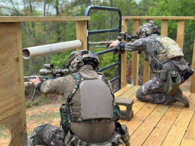 육군 1군단 특공연대 저격수팀 장제욱 중사(사수)와 박대운 상사(관측수)가 지난 4~10일 미 조지아주 포트무어에서 열린 '2025년 미 국제 저격수대회'에 참가해 타켓을 저격하고 있다. 사진=육군