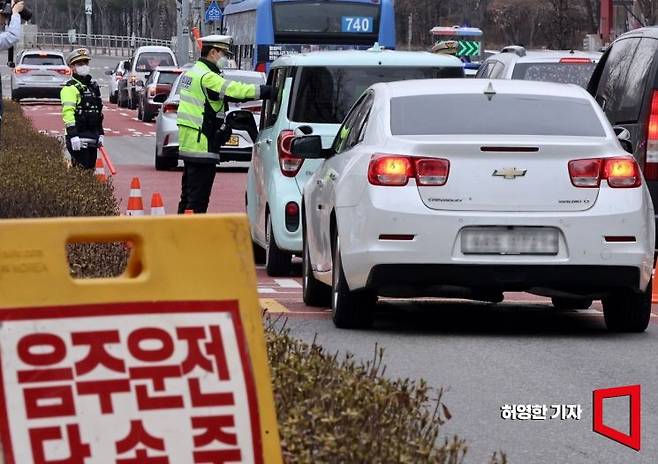경찰은 신학기를 맞아 학교 주변 어린이 보호구역 음주운전 특별단속에 들어갔다. 12일 오후 서울 상암동 한 초등학교 근처에서 경찰이 음주 단속을 하고 있다.  사진=허영한 기자 younghan@