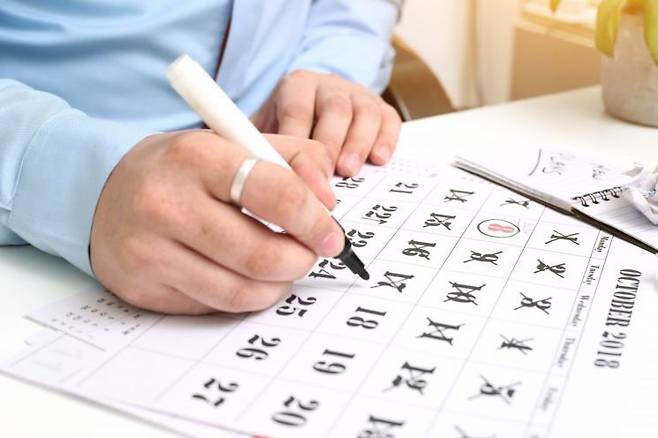 정부가 5월 2일을 임시공휴일로 지정하지 않기로 했다는 소식이 전해지면서 온라인상에서 다양한 반응이 쏟아지고 있다. 픽사베이