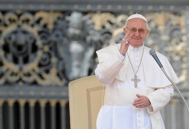 프란치스코 교황이 2013년 4월 10일 바티칸 시국 성 베드로 광장에서 열린 주간 일반알현에서 손을 흔들고 있다./EPA 연합뉴스
