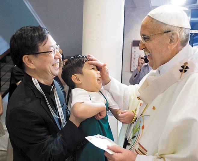 2014년 8월 명동성당 미사 후 그림을 선물한 아기를 보며 활짝 웃는 프란치스코 교황. 아기를 안은 이가 허영엽 신부. /천주교 서울대교구