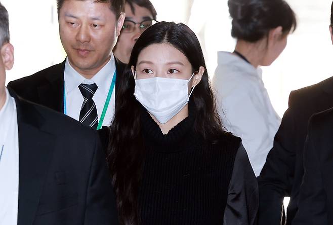 입시비리 혐의로 1심에서 벌금형을 선고받은 조국 조국혁신당 전 대표의 딸 조민씨가 23일 서울 서초구 서울중앙지방법원에서 허위작성공문서행사, 업무방해, 위계공무집행방해 혐의 관련 2심 선고 공판에 출석하고 있다. /뉴스1