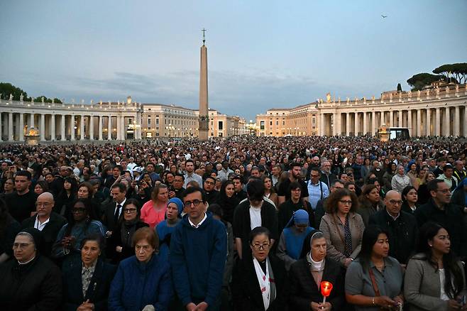 지난 21일 오후 바티칸 성 베드로 광장이 프란치스코 교황을 조문하기 위해 찾은 신도들로 붐비고 있는 모습. /AFP 연합뉴스