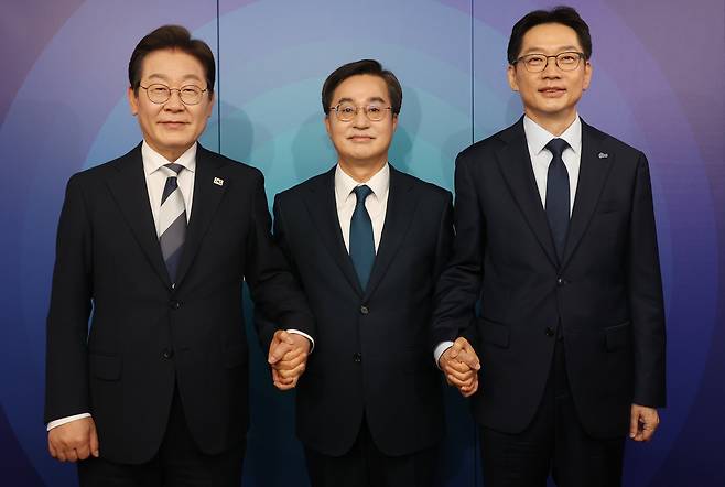 더불어민주당 제21대 대통령선거 경선에 나선 이재명(왼쪽부터), 김동연, 김경수 예비후보가 23일 오후 서울 여의도 오마이TV 스튜디오에서 열린 오마이TV 초청 토론회 시작하기에 앞서 기념촬영을 하고 있다. /뉴스1