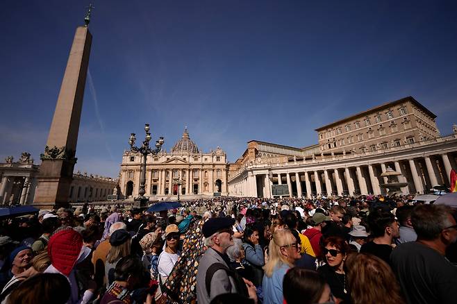 프란치스코 교황을 조문하기 위해 23일 바티칸 성베드로 광장 앞에 몰려든 사람들 /AP 연합뉴스