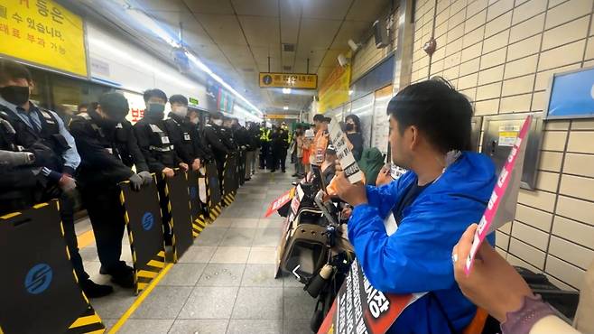 23일 오전 8시쯤 서울 지하철 4호선 혜화역 승강장에서 전장연 시위가 이어졌다. /페이스북 캡처