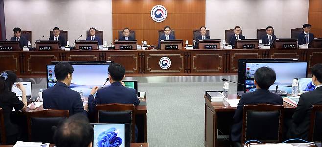 한기정 공정거래위원장이 세종시 정부세종청사에서 열린 전원회의에 참석하고 있다. /뉴스1