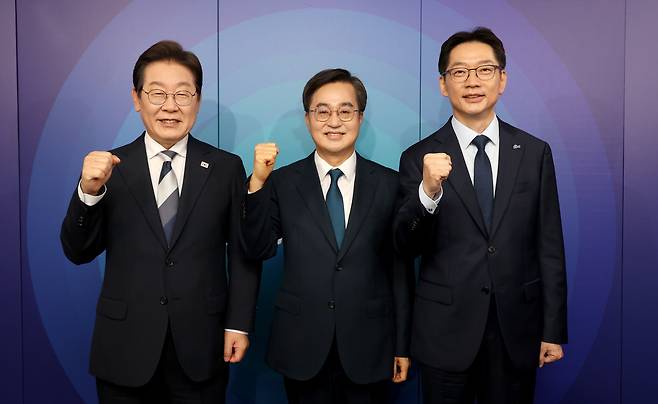 더불어민주당 제21대 대통령선거 경선에 나선 이재명(왼쪽부터), 김동연, 김경수 예비후보가 23일 오후 서울 여의도 오마이TV 스튜디오에서 열린 오마이TV 초청 토론회 시작하기에 앞서 기념촬영을 하고 있다./뉴스1