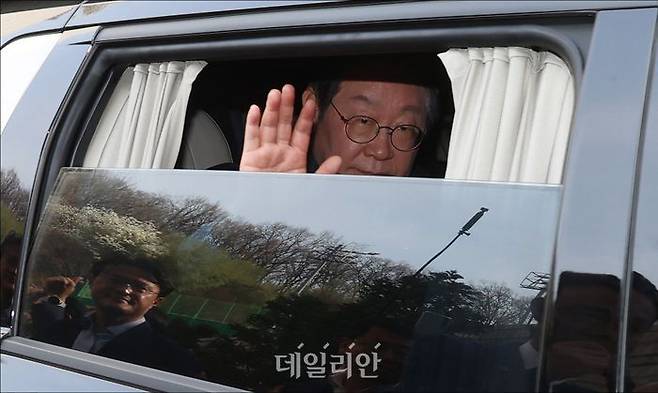 이재명 더불어민주당 대표가 지난달 26일 서울 서초구 서울고등법원에서 열린 '공직선거법' 위반 혐의 항소심 선고 공판에서 무죄를 선고 받은 뒤 법원을 떠나고 있다. ⓒ사진공동취재단