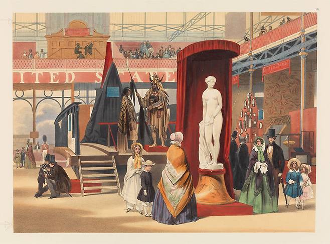 1851년 영국 런던 만국 대박람회의 미국관 중심에 하이럼 파워스의 조각상이 놓여 있는 모습을 나타낸 존 앱솔론의 석판화. 사진 출처 미국 뉴욕 메트로폴리탄미술관