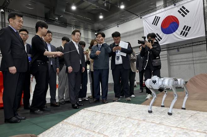 더불어민주당 대선후보 경선 주자인 이재명 전 대표가 국방과학연구소 17일 대전광역시 유성구 국방과학연구소(ADD)에서 AI 기반 무인체계 연구개발 현장을 둘러보고 있다. 연합뉴스 제공