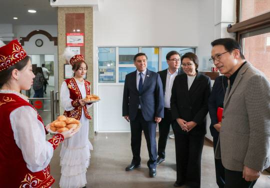 임태희교육감이 카자흐스탄 국립 아바이사범대를 방문했다./사진제공=경기도교육청