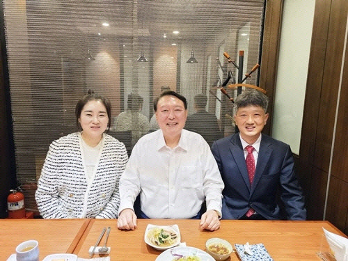 윤석열 전 대통령이 12·3 비상계엄 선포 강행으로 인한 헌법재판소의 대통령 탄핵심판 대리인단을 맡았던 김계리(왼쪽)·배의철(오른쪽) 변호사와 함께 식사한 모습이 지난 4월20일 공개됐다.<김계리 변호사 페이스북 게시물 갈무리>