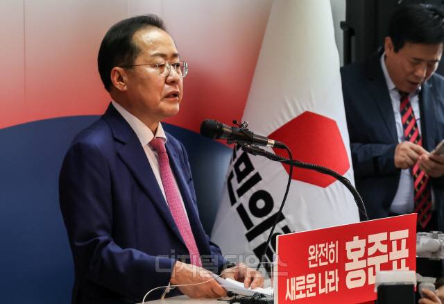 홍준표 전 대구시장이 14일 서울 여의도 대하빌딩에 마련된 선거캠프에서 열린 21대 대통령 선거 출마 선언 및 개소식에서 발언하고 있다. 박동욱기자 fufus@