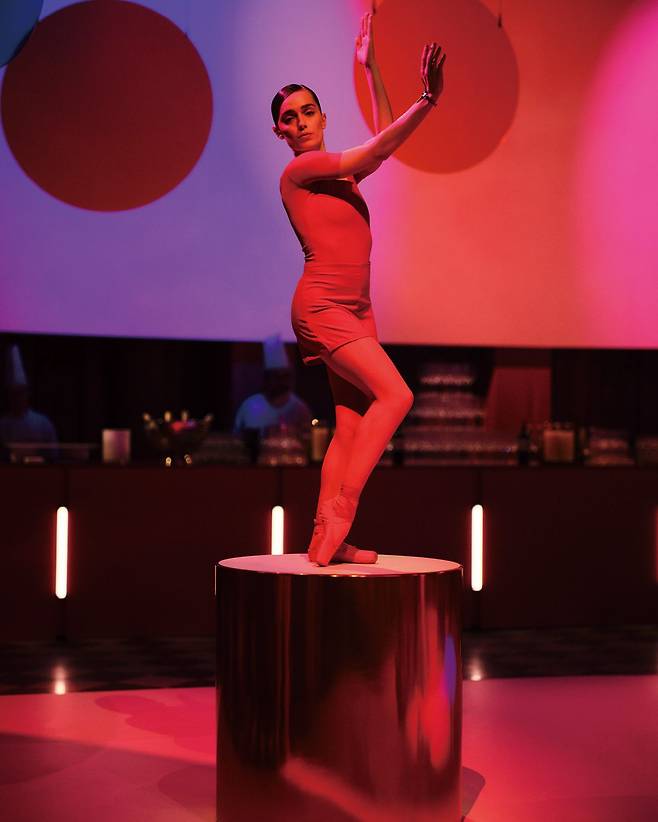 실키 립스틱 샤인을 형상화한 오브제 위에서 립스틱의 생생한 반짝임을 몸의 움직임으로 표현하는 무용수의 모습.