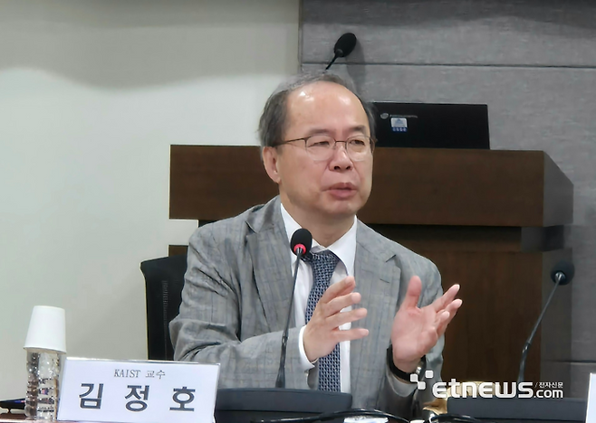김정호 KAIST 교수는 23일 국회에서 열린 'AI G3 강국 신기술 전략 조찬 포럼'에서 기조 발제 후 토론자들과 의견을 나누고 있다.