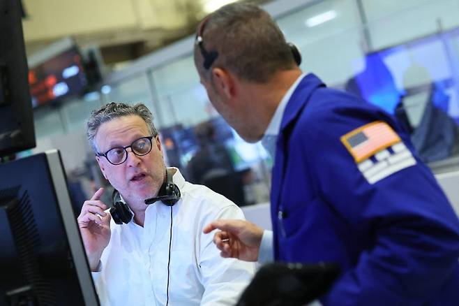 뉴욕 증시 3대 지수가 22일(현지시간) 미국과 중국 간 무역협상 합의 기대감에 각각 2.6% 안팎 폭등세로 장을 마쳤다. 테슬라는 정규거래에서 4.6% 급등했지만 마감 뒤 기대 이하의 분기 실적을 공개하면서 시간 외 거래에서는 등락을 거듭하며 혼조세를 보였다. AFP 연합