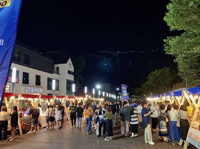 강릉 야간 관광명소인 월화거리 야시장. 강릉시 제공