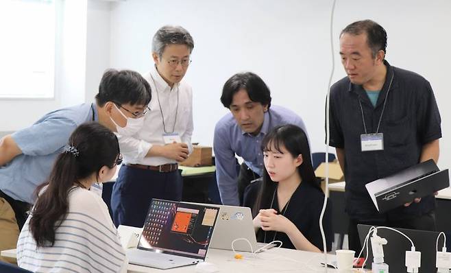 연세대학교 행정학과 홍순만 교수팀이 인공지능(AI)과 사람간 바둑 대국을 통해 의사결정 방식의 차이를 살펴보고 있다. 연세대 제공