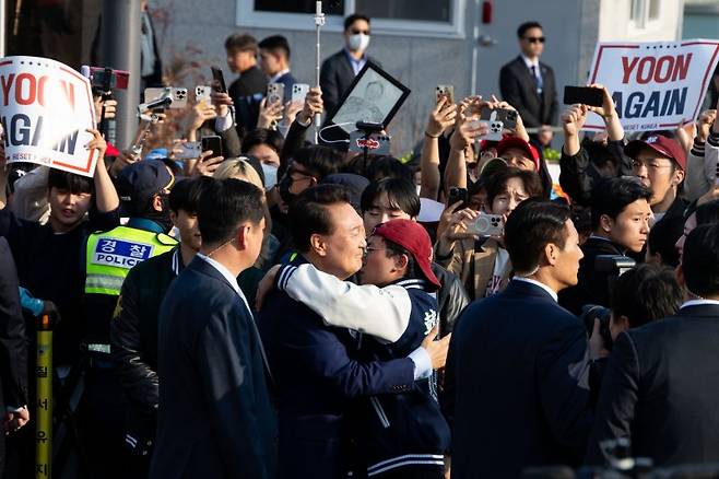 윤석열 전 대통령이 11일 서울 용산구 한남동 관저에서 나와 서초동 사저로 향하기 전 한 지지자와 포옹하고 있다. 2025.4.11 /연합뉴스